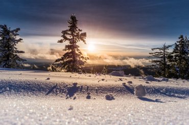 Stay Glamorous in the Cold: Top Winter Makeup Tips