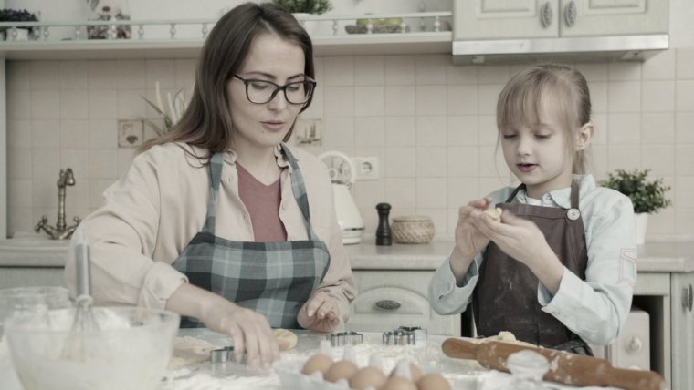 What to Know Before Teaching Your Kids to Cook